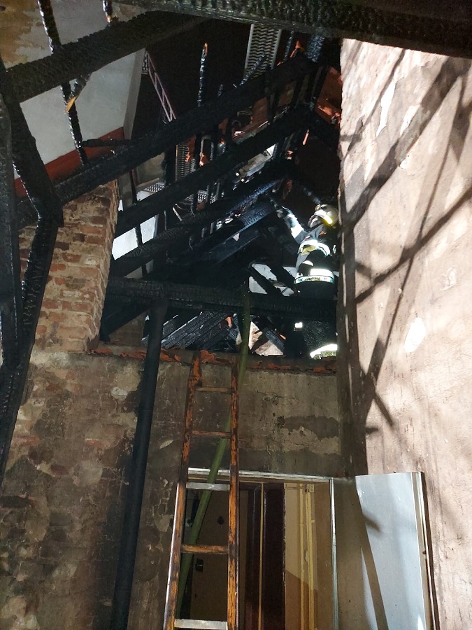 Pożar w Sylwestra: Spalił się dach gmachu przy ul. Szybowej. Obiekt wyłączono z użytkowani