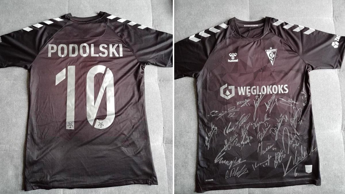 Trwa licytacja koszulki Lukasa Podolskiego. Torcida pomaga ciężko chorym braciom