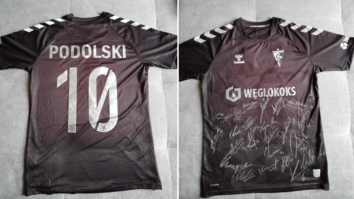Trwa licytacja koszulki Lukasa Podolskiego. Torcida pomaga ciężko chorym braciom