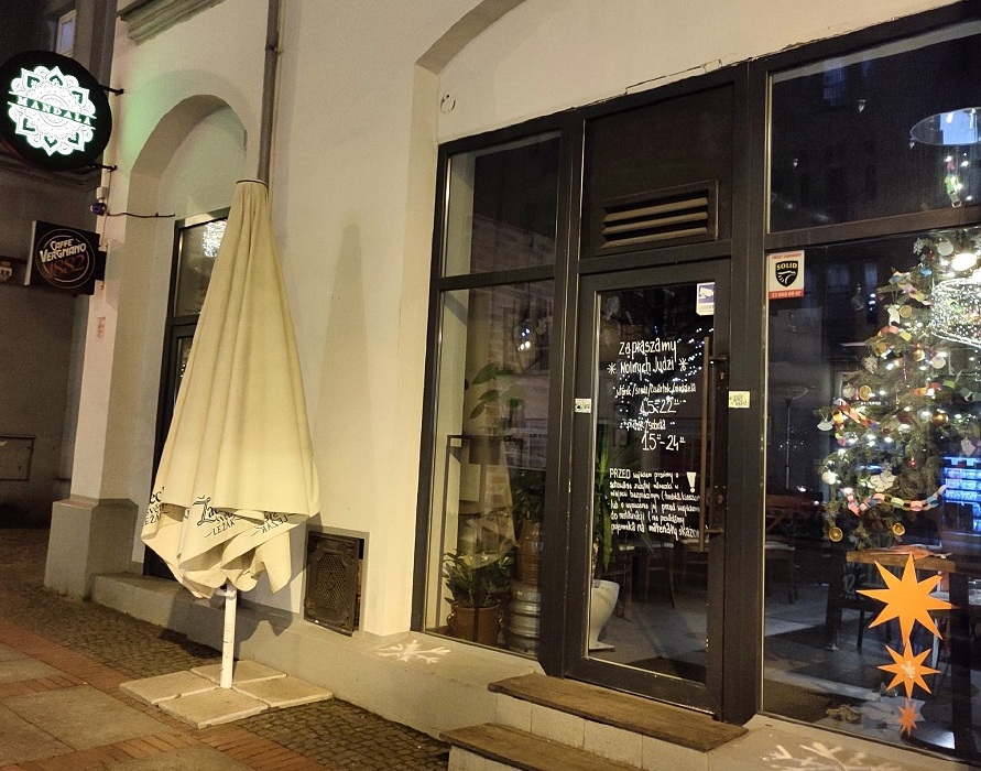 Zabrzańska restauracja apeluje do klientów, aby przed wejściem do lokalu zdjęli maseczki