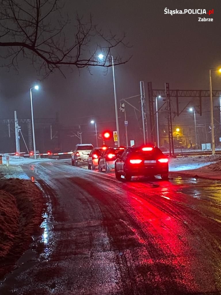 Na oczach grupy SPEED ominął szlaban na przejeździe kolejowym. Słono za to zapłaci!