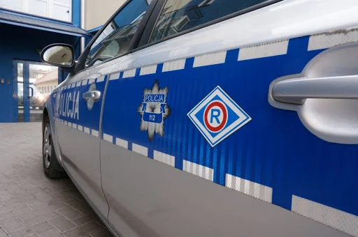 Z zakazem kierowania i bez ważnego badania technicznego.  Dotkliwy mandat dla 26-latka