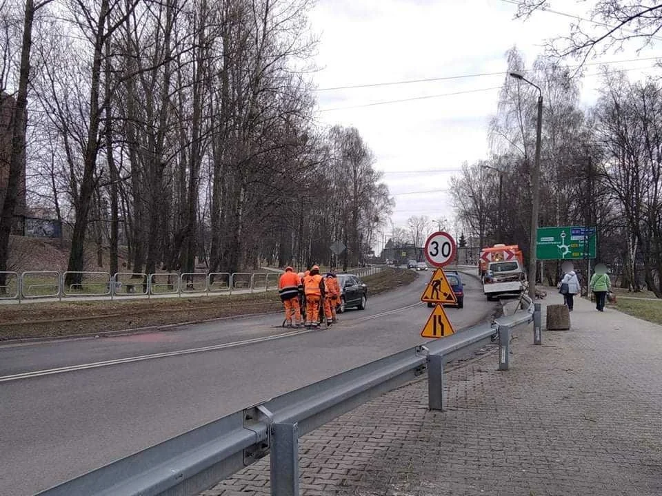Prace drogowe w ciągu ul. Odrodzenia. Trwa usuwanie skutków zimy