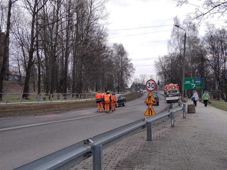 Prace drogowe w ciągu ul. Odrodzenia. Trwa usuwanie skutków zimy