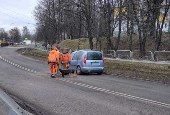 Prace drogowe w ciągu ul. Odrodzenia. Trwa usuwanie skutków zimy