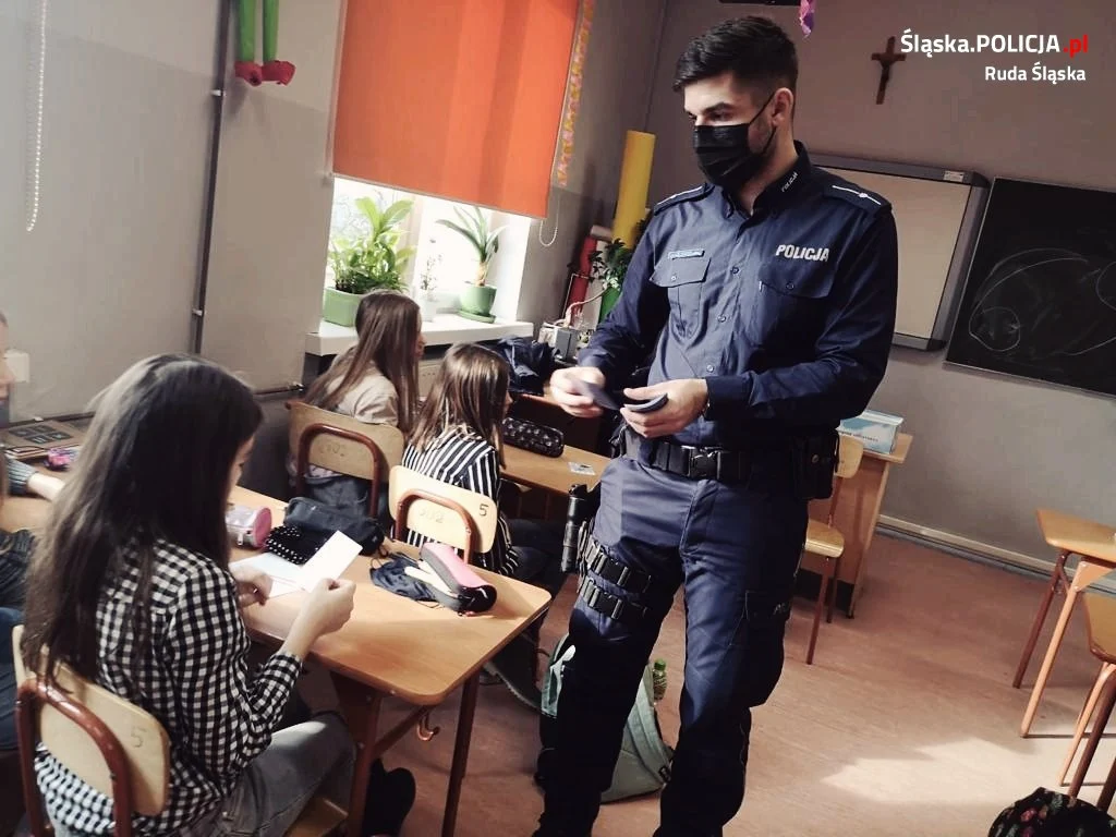 Policjanci odwiedzili uczniów Szkoły Podstawowej nr 24