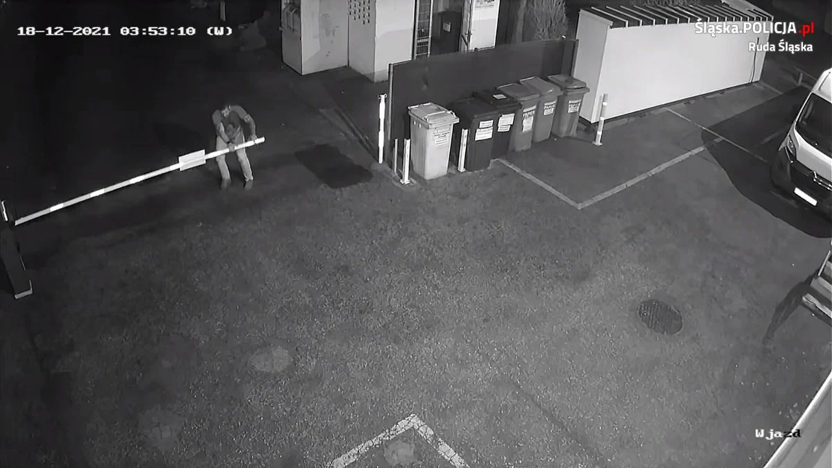 Zdewastowana bramka, ogrodzenie i szlaban przy Karola Goduli! Rozpoznajesz tego agresora?