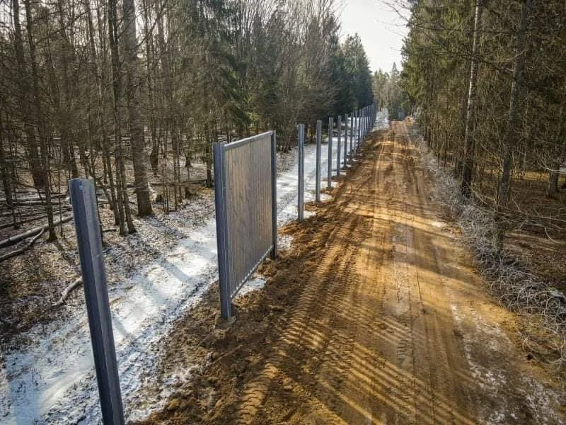 Postępują prace przy budowie zapory wzdłuż granicy z Białorusią