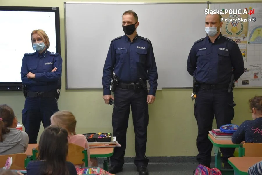 Piekarscy policjanci rozmawiali z dziećmi o bezpieczeństwie podczas ferii