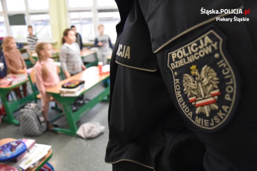 Piekarscy policjanci rozmawiali z dziećmi o bezpieczeństwie podczas ferii