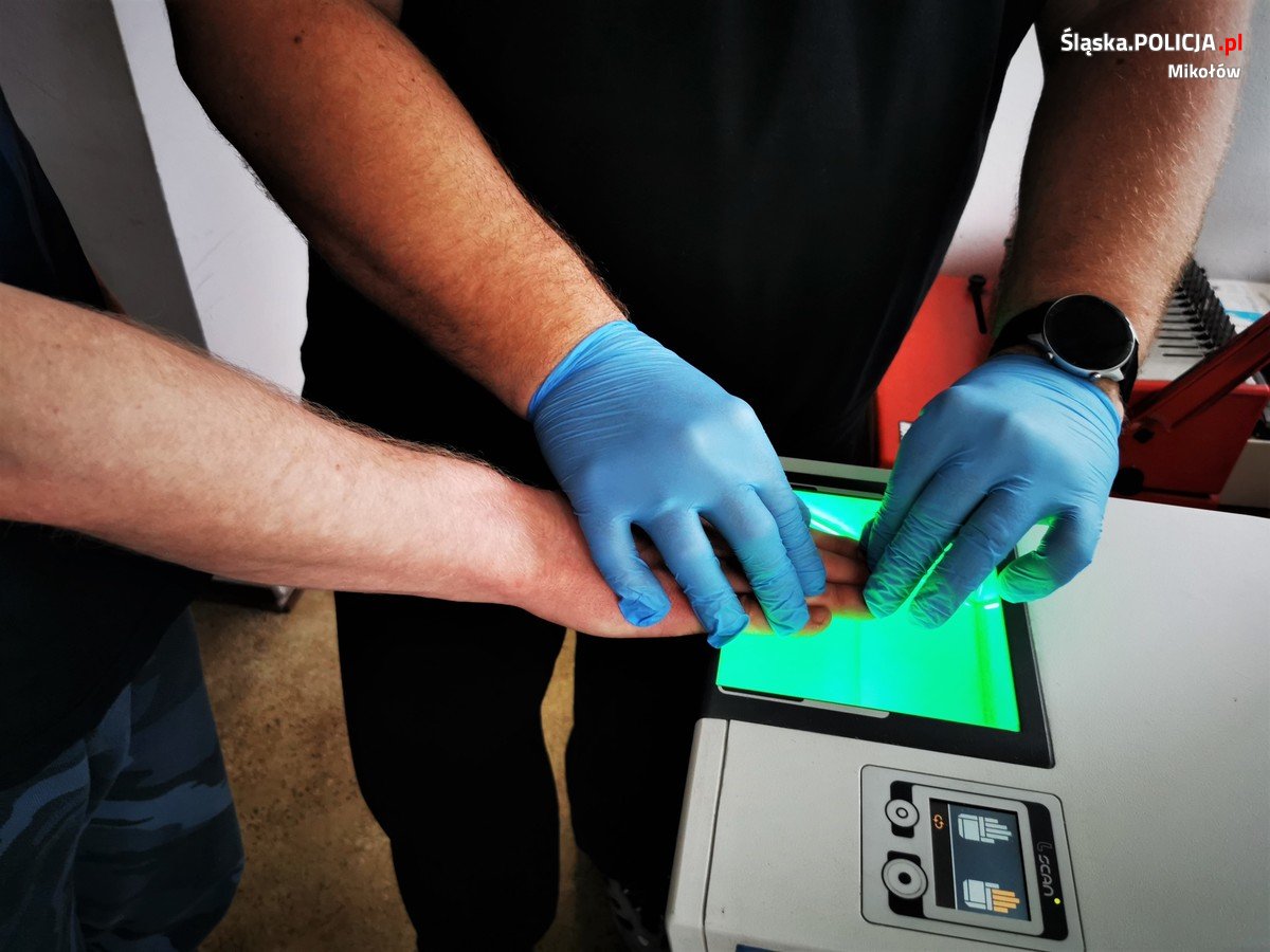 Podczas policyjnej interwencji wyrzucił z kieszeni woreczek z marihuaną