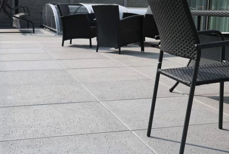 Nawierzchnia, którą ułożymy na tarasie, musi służyć nam przez lata