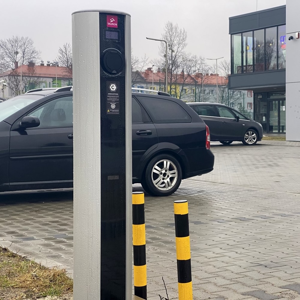 Coraz więcej stacji ładowania pojazdów elektrycznych w mieście