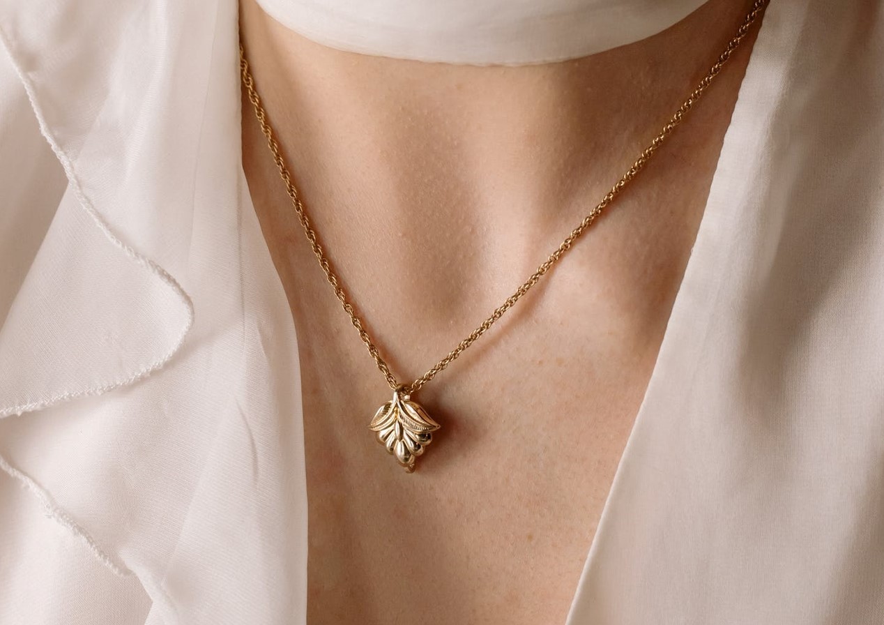 Pragniesz odmienić i urozmaić swoje stylizacje? Postaw na naszyjniki