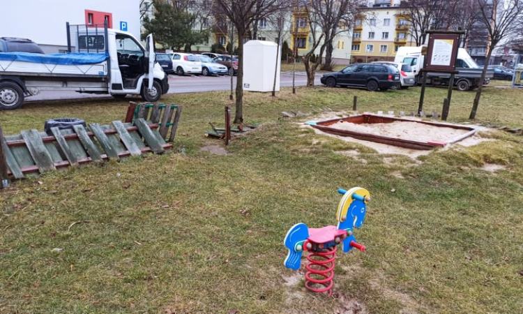 Powstaje nowy plac zabaw przy ul. Dworskiej. Kiedy będzie gotowy?