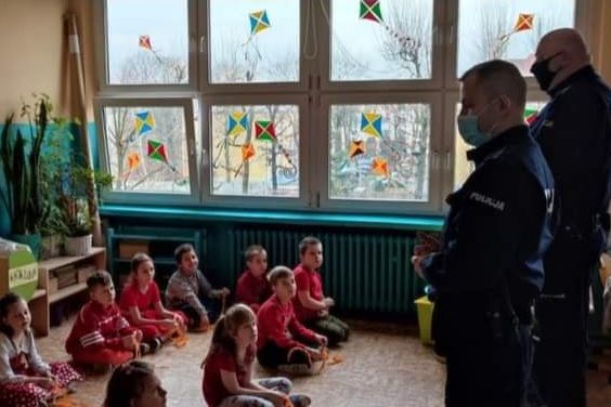 Dzielnicowi z dziećmi o bezpiecznych feriach