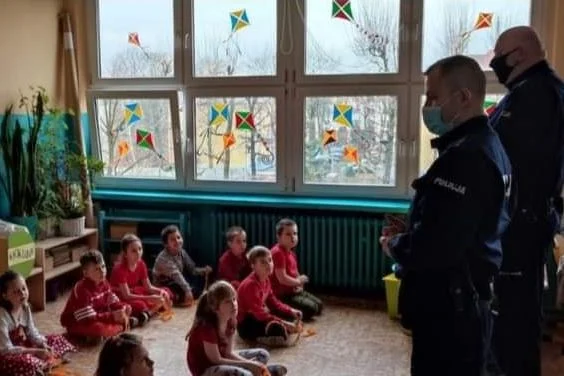 Dzielnicowi z dziećmi o bezpiecznych feriach