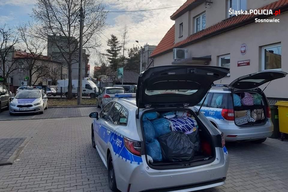 Sosnowieccy policjanci wsparli zbiórkę odzieży na rzecz chorej dziewczynki