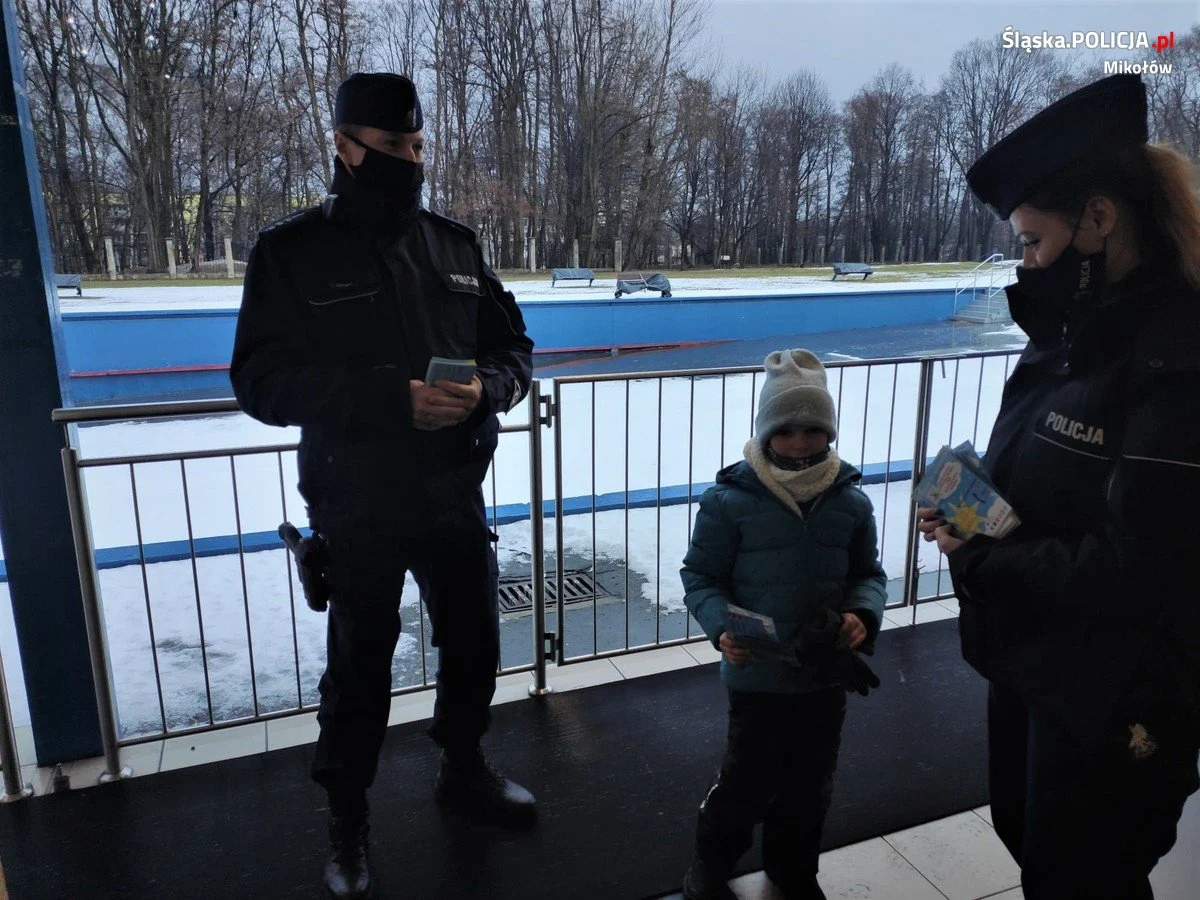 Policjanci przypominają dzieciom podstawowe zasady bezpieczeństwa