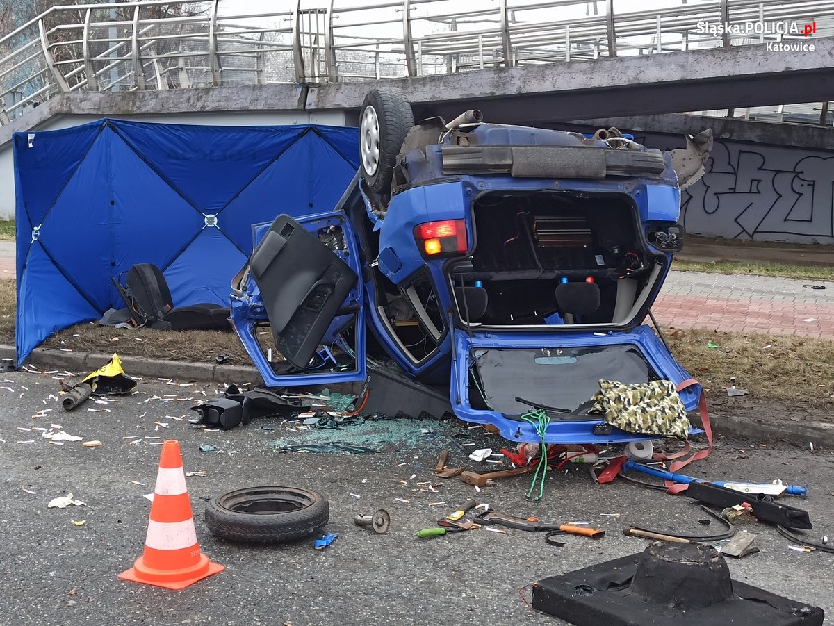 Dachował na al. Roździeńskiego. Policja wyjaśnia okoliczności zdarzenia