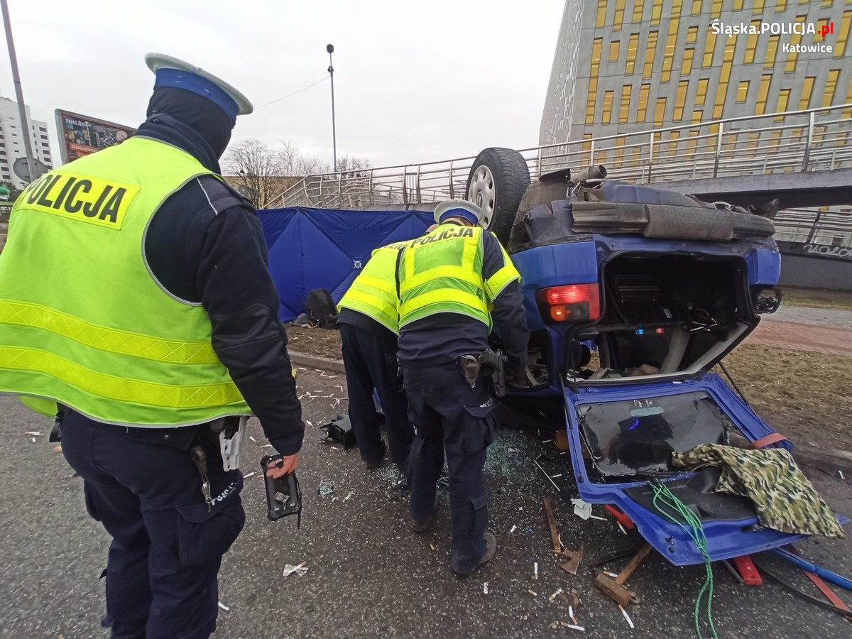 Dachował na al. Roździeńskiego. Policja wyjaśnia okoliczności zdarzenia
