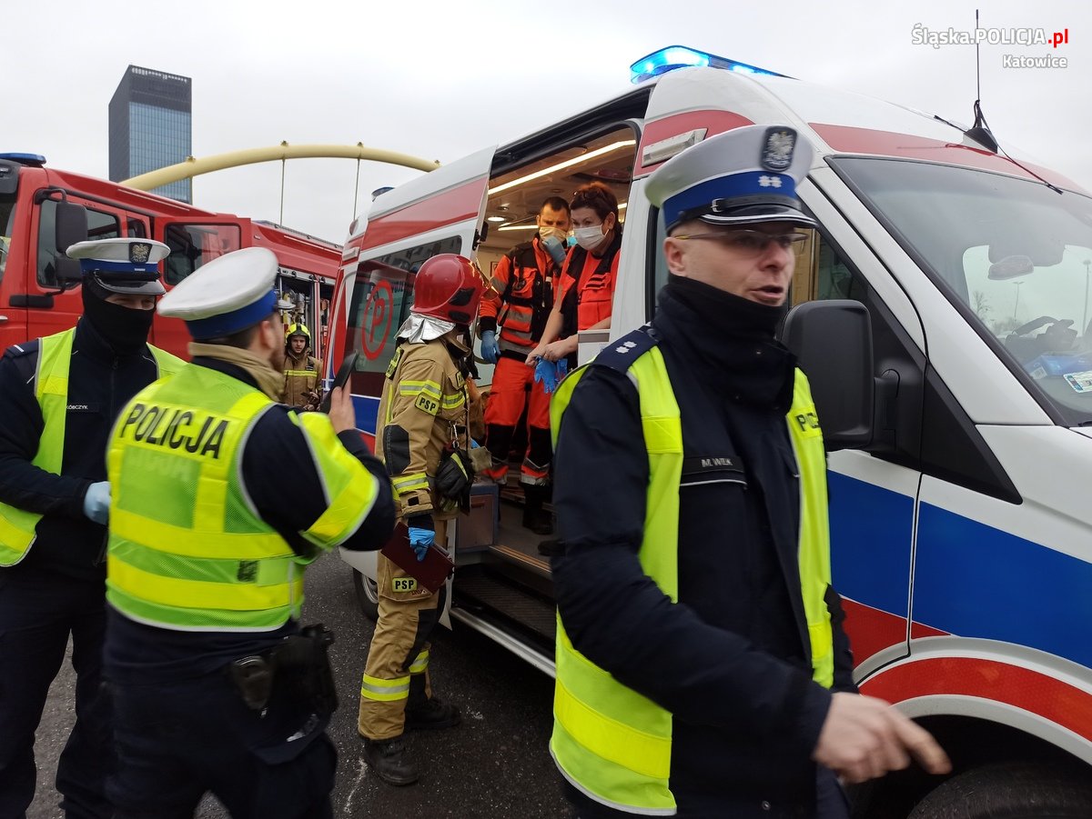 Dachował na al. Roździeńskiego. Policja wyjaśnia okoliczności zdarzenia