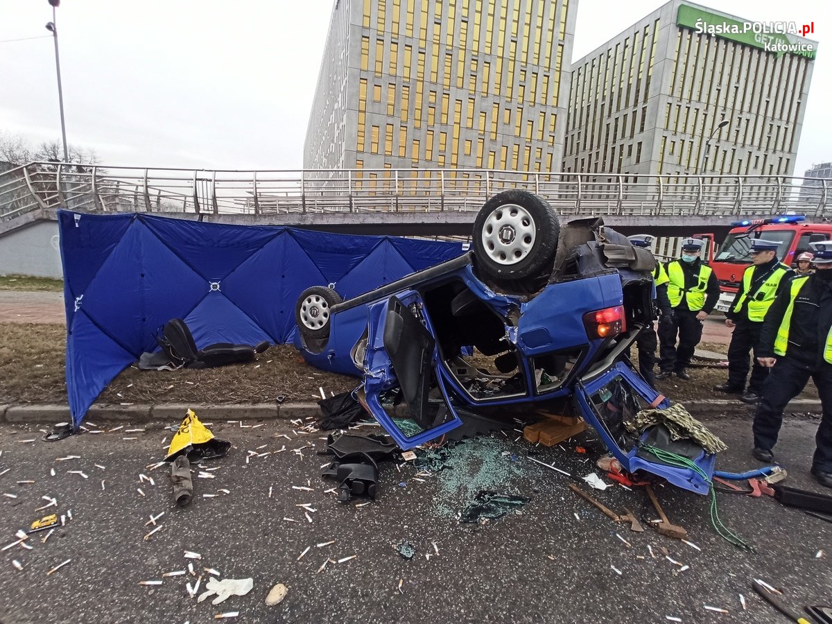 Dachował na al. Roździeńskiego. Policja wyjaśnia okoliczności zdarzenia