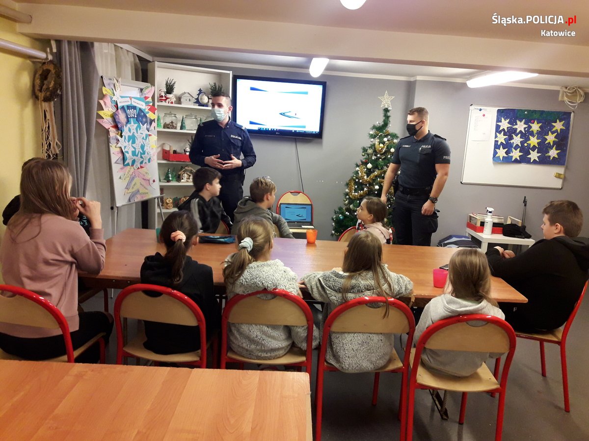 Dzielnicowi z dziećmi o bezpieczeństwie na stoku