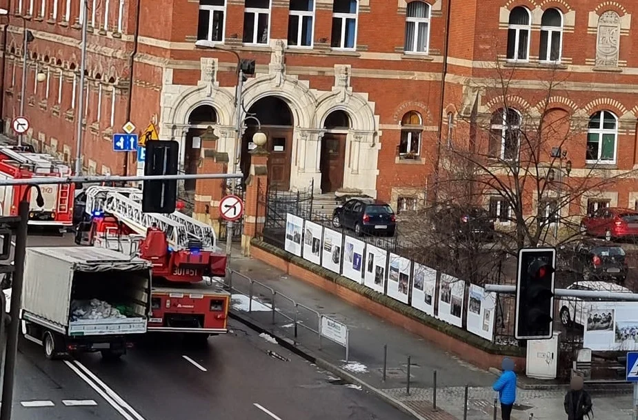 Interwencja straży pożarnej przy ulicy Mickiewicza. Strażacy usunęli niebezpieczny konar