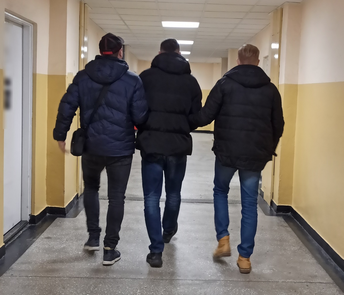 Policyjny dozór za groźby karalne i naruszenie miru domowego