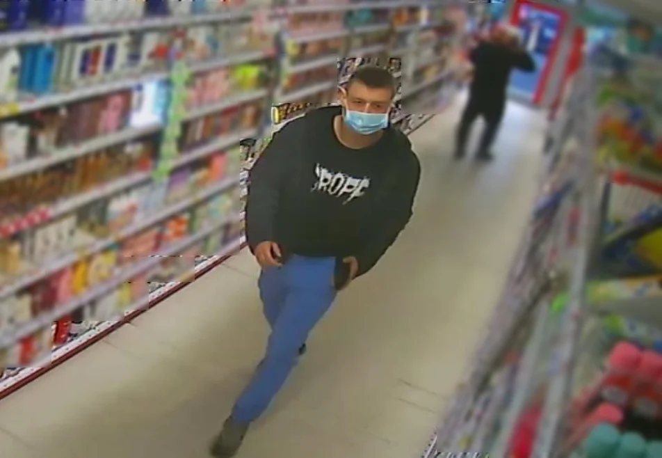 Publikujemy wizerunek podejrzewanego o kradzież perfum w drogerii. Poznajesz go?