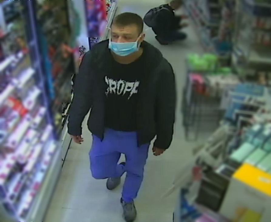 Publikujemy wizerunek podejrzewanego o kradzież perfum w drogerii. Poznajesz go?