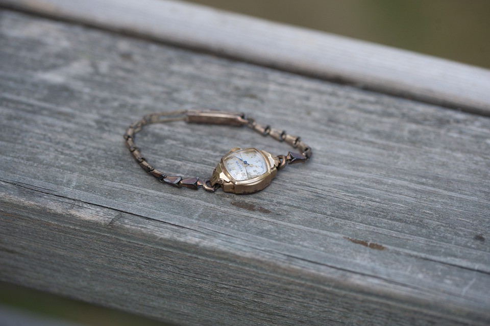 Sukienka wieczorowa i zegarek stworzą zgrany duet jeśli zastosujesz kilka zasad