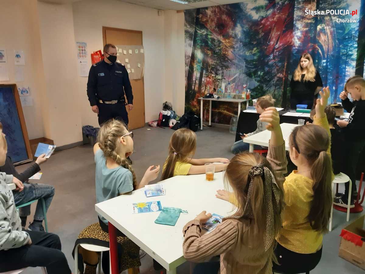 Chorzowscy policjanci spotkali się z półkolonistami