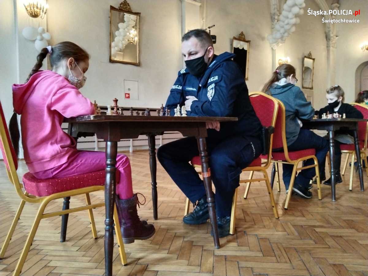 Od rozgrywki szachowej do bezpiecznych ferii w mieście