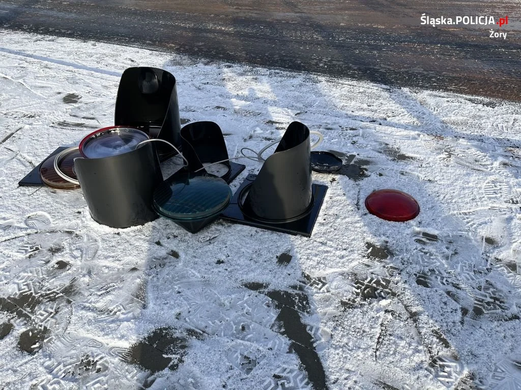 23-letnia mieszkanka Żor straciła panowanie nad samochodem i uderzyła w sygnalizację