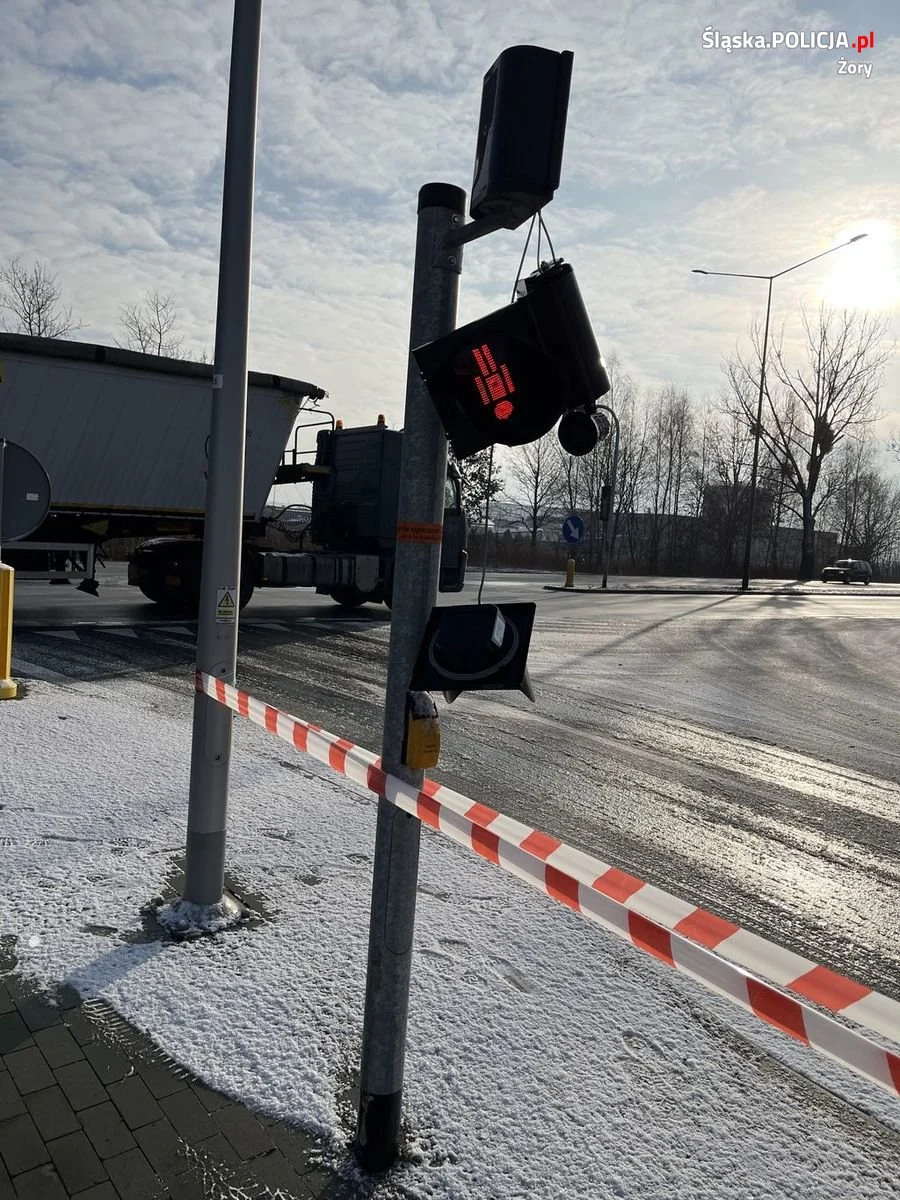 23-letnia mieszkanka Żor straciła panowanie nad samochodem i uderzyła w sygnalizację