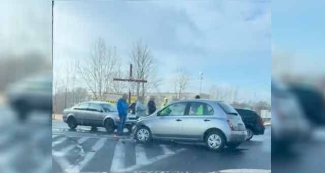 Kolizja w Grzybowicach. Zderzyły się trzy samochody osobowe