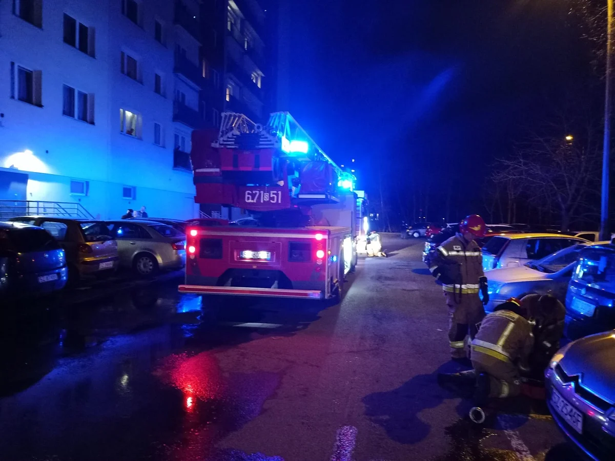 Pożar mieszkania przy ul. Klonowej. Jedna osoba trafiła do szpitala