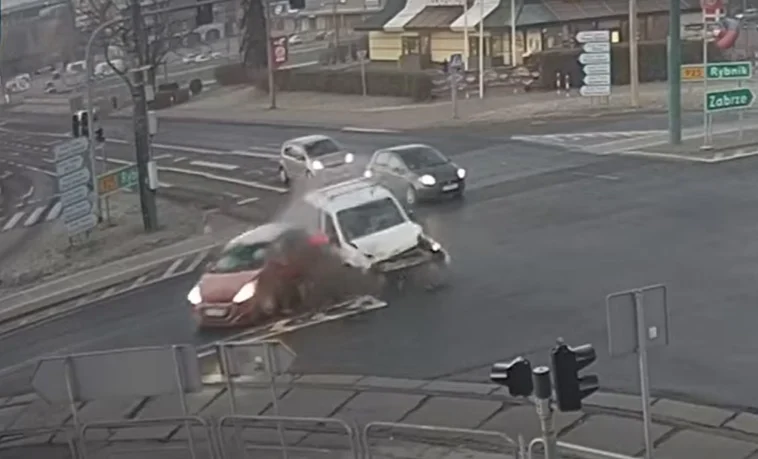 [Film] Groźna kolizja w Rudzie Śląskiej. Osobówka zderzyła się z samochodem dostawczym