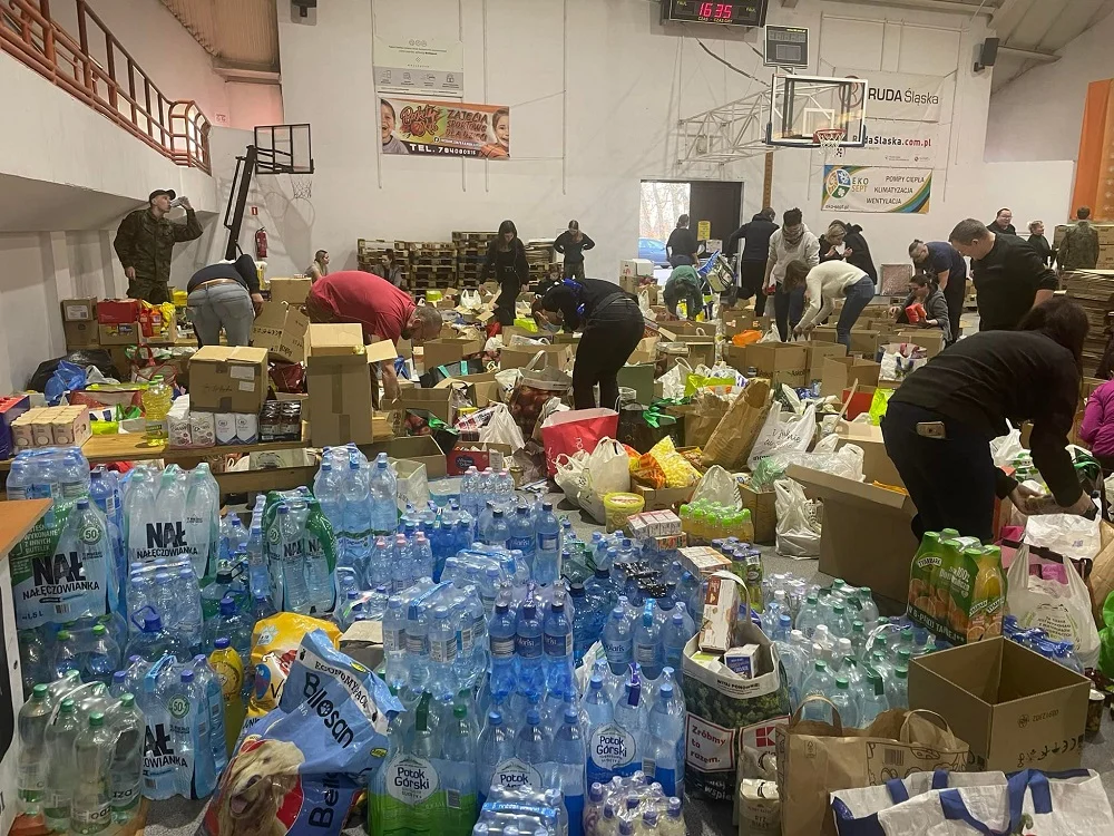 Rudzianie znowu nie zawiedli! W środku nocy dostarczyli wodę i żywność uchodźcom