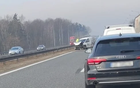 Groźna kolizja na autostradzie A4. Ruch odbywa się dwoma pasami!