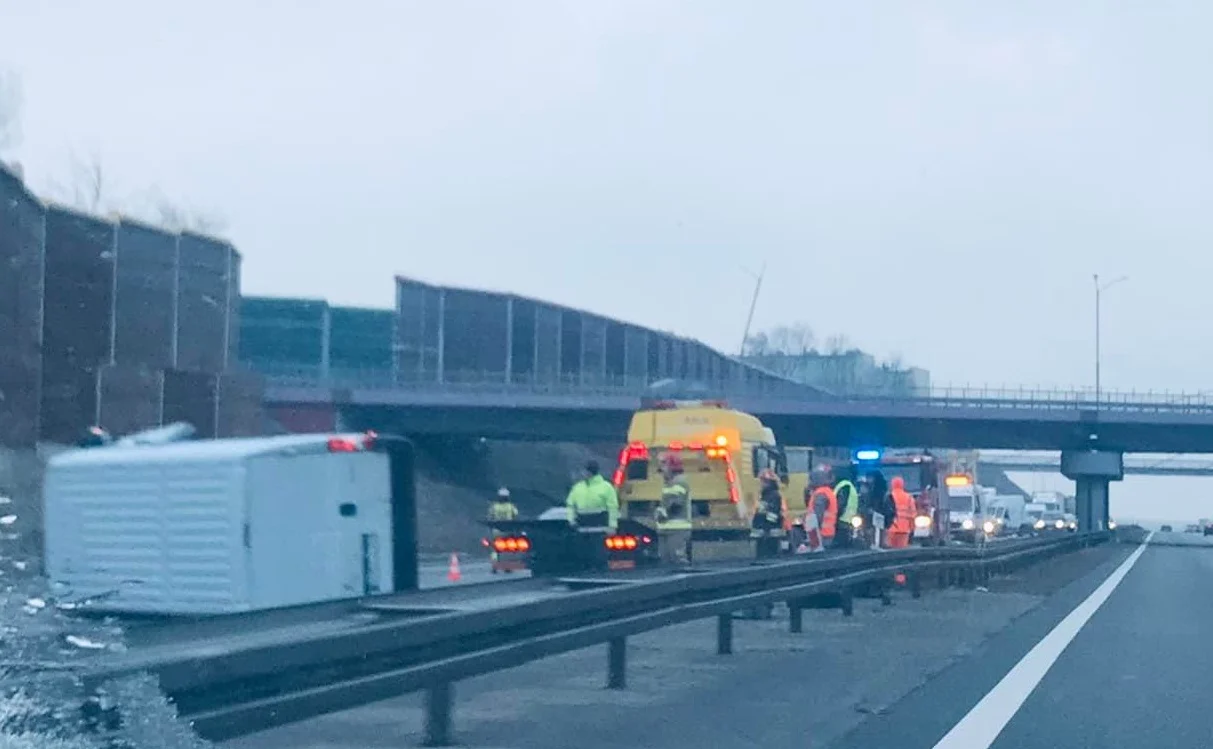 Bus przewrócił się na bok! Groźne zdarzenie drogowe na autostradzie A4