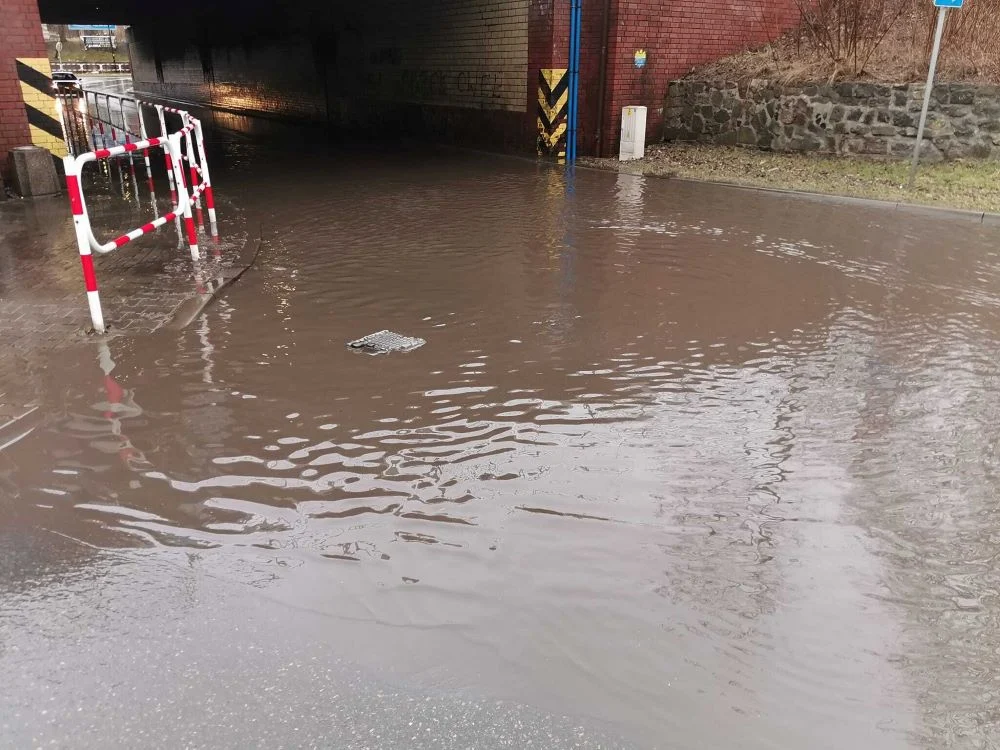 "Tonący" wiadukt na Piastowskiej. Czy kanalizacja działa prawidłowo?