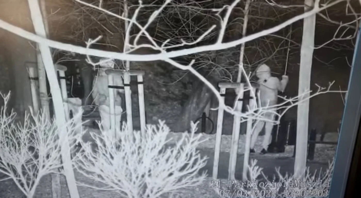 [FILM] Wandale uszkodzili latarnię w parku Kozioła