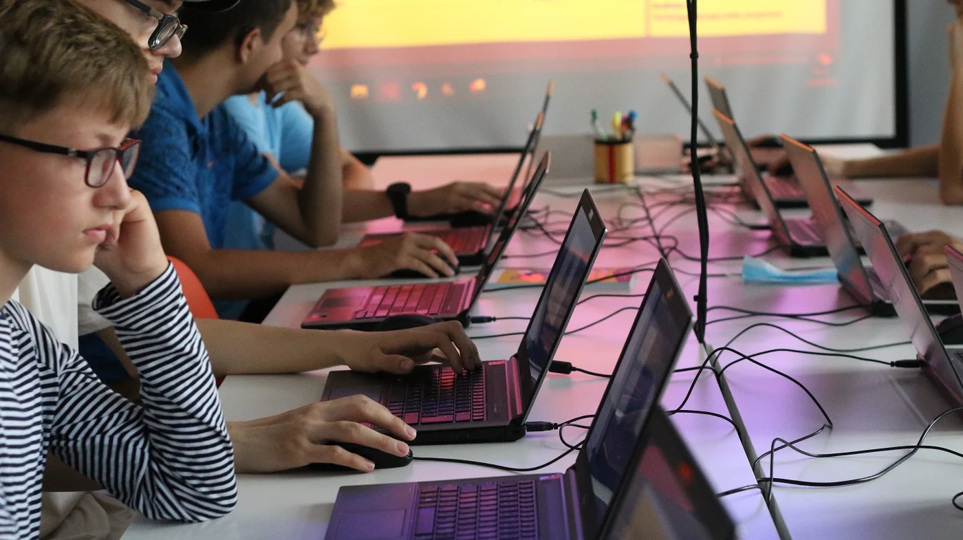 20 000 uczniów postawiło pierwsze kroki w programowaniu w ramach akcji "Koduj z Gigantami"