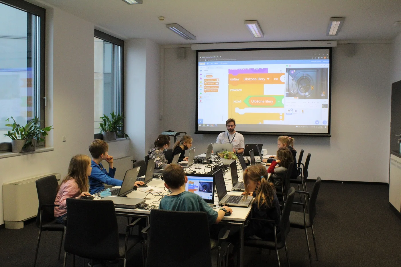 20 000 uczniów postawiło pierwsze kroki w programowaniu w ramach akcji "Koduj z Gigantami"