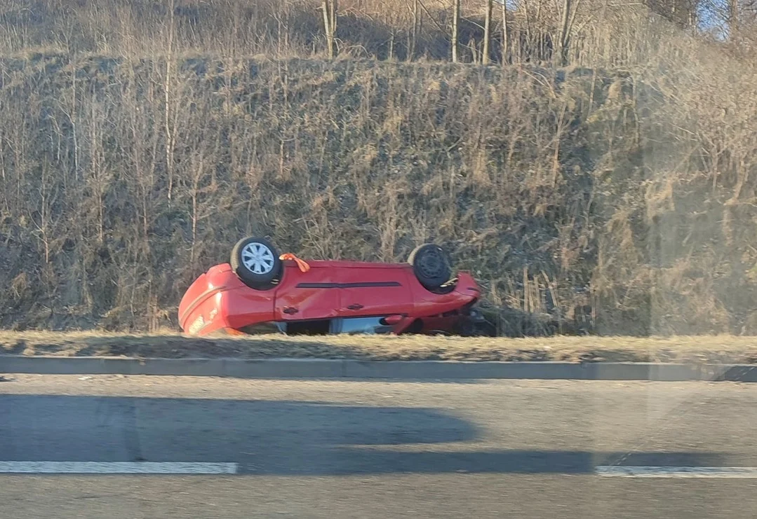 Zderzenie pojazdów na DTŚ. Samochód dachował i wylądował w rowie!
