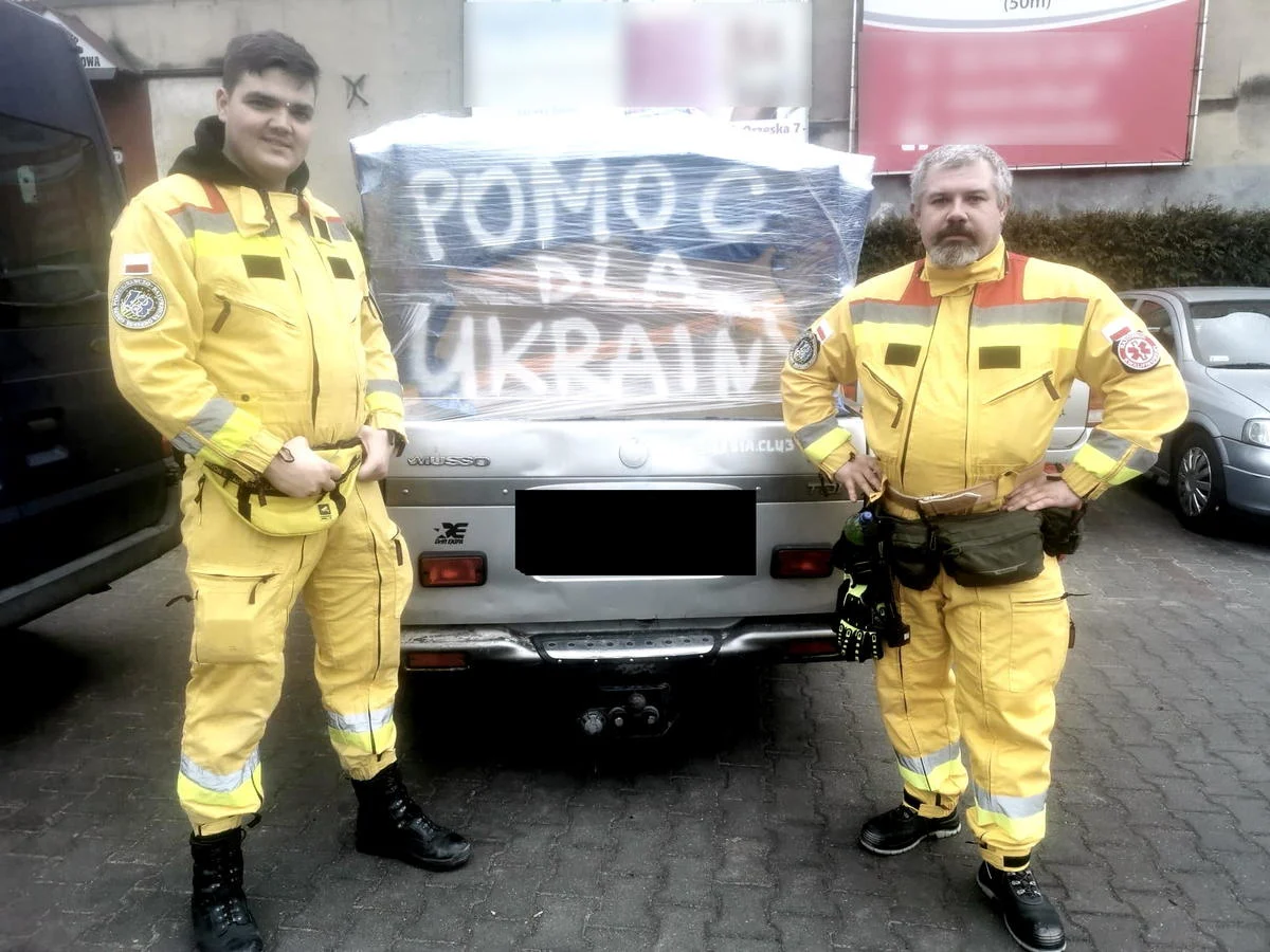 Policjant z Rudy Śląskiej po służbie pomaga uchodźcom