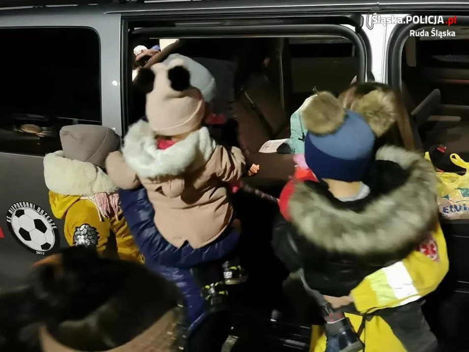 Policjant z Rudy Śląskiej po służbie pomaga uchodźcom